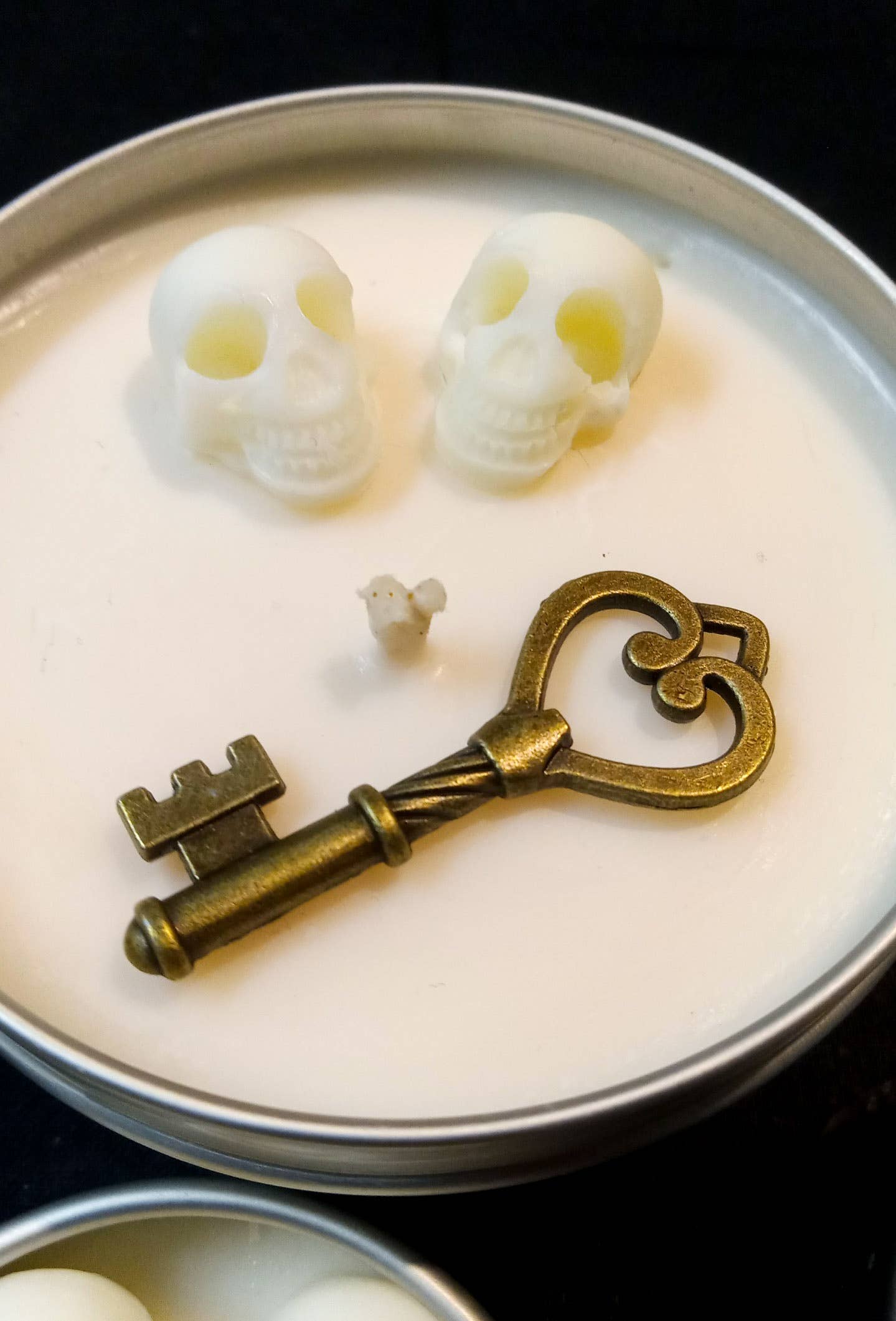 Key To My Heart skull candle: 2 oz / Love spell